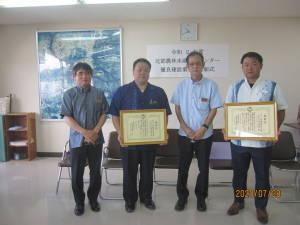 ㈲安護建設工業 代表者　安護　宗成 (右1番目) 技術者　末吉　業忠 (左2番目）